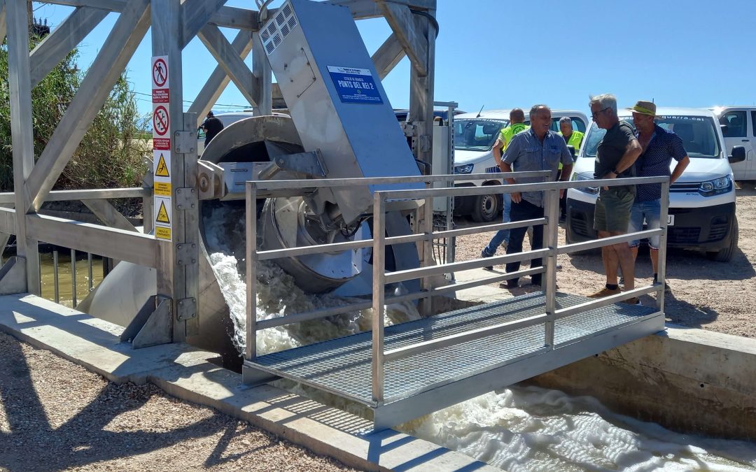 La Comunitat instal·la dues noves estacions de bombament al Canal Vell per a aportar aigua dolça a la bassa i controlar el caragol poma