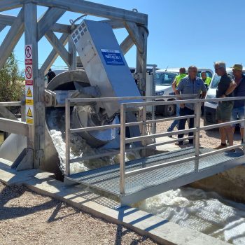 La Comunitat instal·la dues noves estacions de bombament al Canal Vell per a aportar aigua dolça a la bassa i controlar el caragol poma