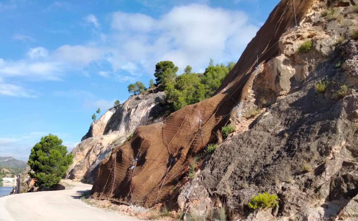 Finalitzen les obres d’estabilització dels talussos de l’Assut per a millorar la seguretat del camí i protegir la funcionalitat del Canal 