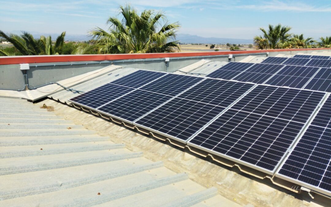 La Comunitat avança cap a l’eficiència energètica amb la instal·lació de plaques solars a la coberta de la seu de Deltebre