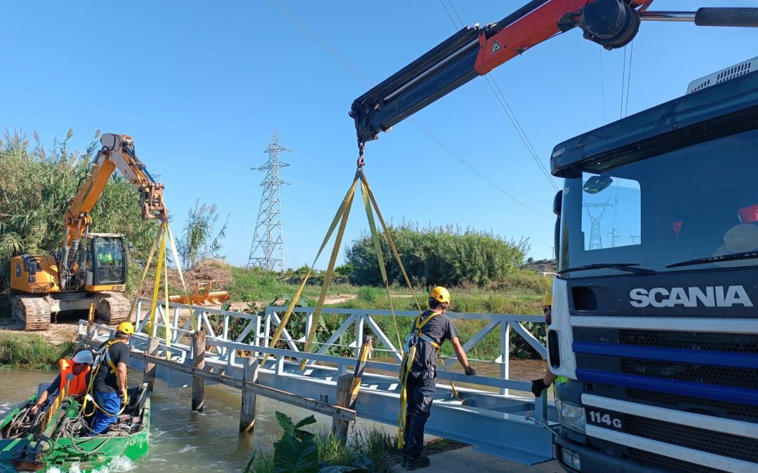 La Comunitat instal·la una passarel·la a l’estació de la Pedrera per a mecanitzar la retirada del llapó procedent del riu