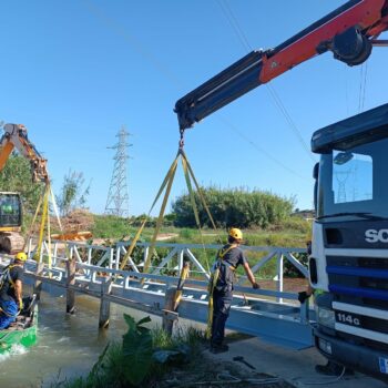 La Comunitat instal·la una passarel·la a l’estació de la Pedrera per a mecanitzar la retirada del llapó procedent del riu