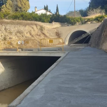 La Comunitat construeix rampes per facilitar les maniobres de la maquinària en les tasques de neteja del Canal