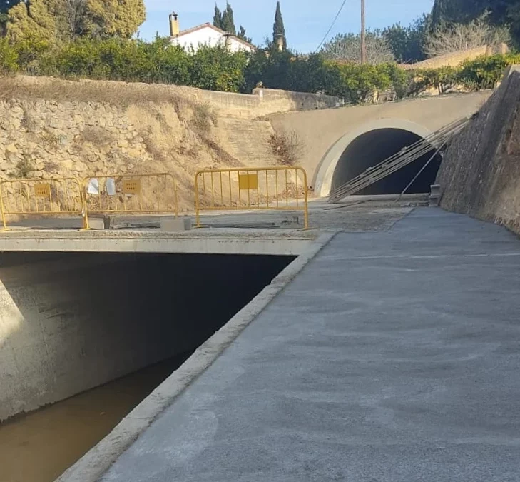 La Comunitat construeix rampes per facilitar les maniobres de la maquinària en les tasques de neteja del Canal